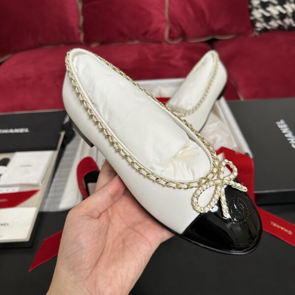 sy_no_D74E968460683EA1651DC99FD9D9BC47_3 White & Black Patent Cap-Toe Chain Ballerinas