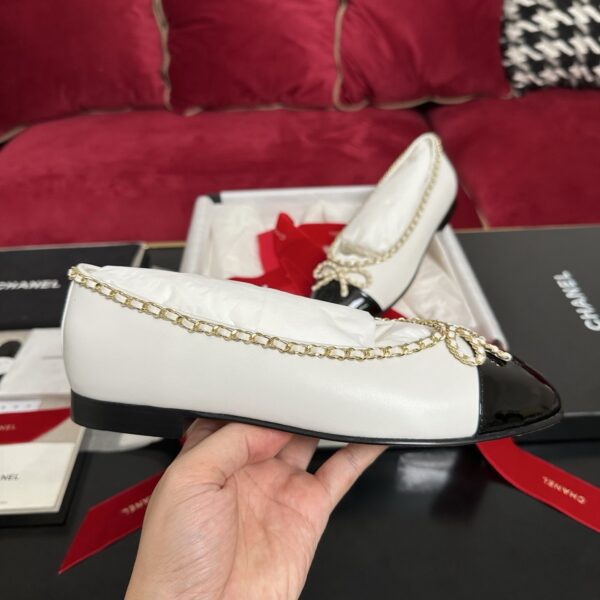 sy_no_D74E968460683EA1651DC99FD9D9BC47_4 White & Black Patent Cap-Toe Chain Ballerinas