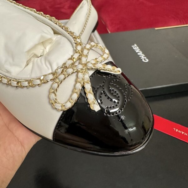 sy_no_D74E968460683EA1651DC99FD9D9BC47_5 White & Black Patent Cap-Toe Chain Ballerinas