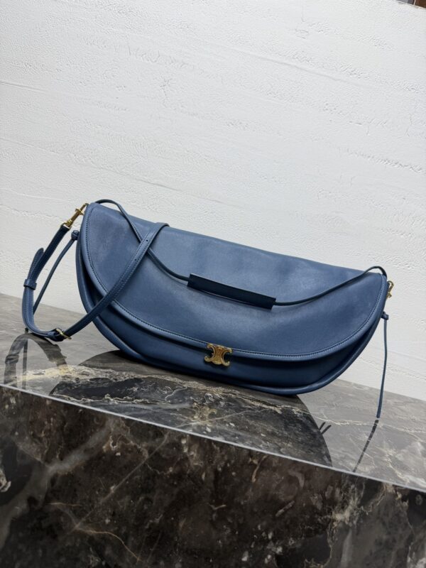 sy_no_D7EF99EBB1878AAF4116E5F81D89D161_0 Celine Soft Triomphe Halfmoon Bag