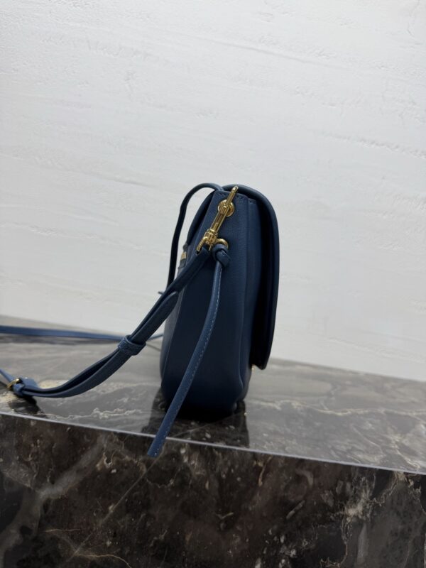 sy_no_D7EF99EBB1878AAF4116E5F81D89D161_4 Celine Soft Triomphe Halfmoon Bag