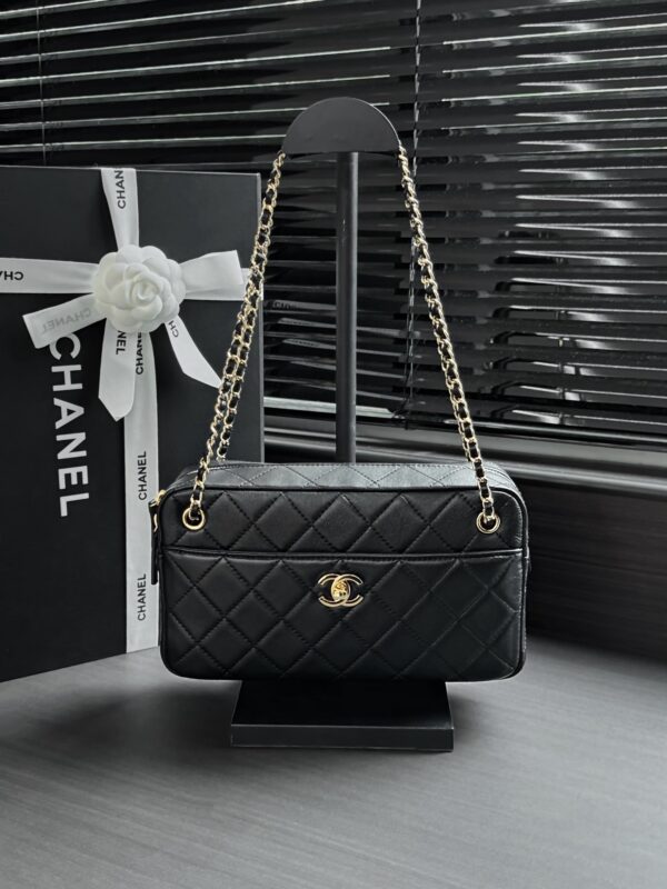 sy_no_D81B74F98B15E4DDF738003EAD76DC78_0 CHANEL Women's Maxi Camera Bag (26A) – Double-C Chain Bowling Bag / Shoulder & Underarm Bag / Briefcase Style