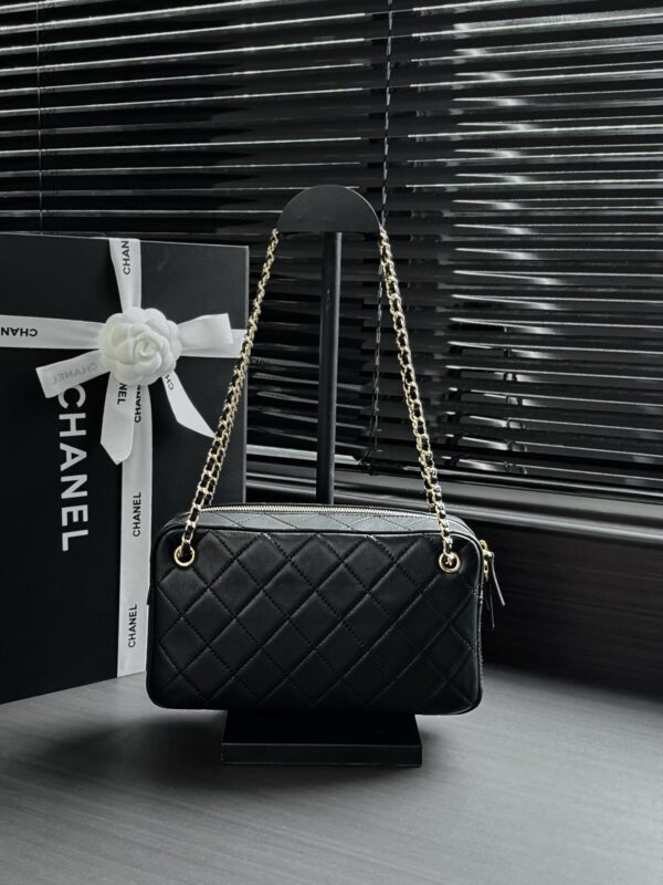 sy_no_D81B74F98B15E4DDF738003EAD76DC78_2 CHANEL Women's Maxi Camera Bag (26A) – Double-C Chain Bowling Bag / Shoulder & Underarm Bag / Briefcase Style
