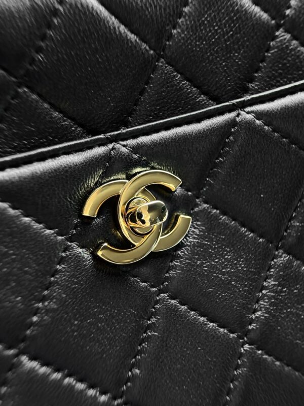 sy_no_D81B74F98B15E4DDF738003EAD76DC78_4 CHANEL Women's Maxi Camera Bag (26A) – Double-C Chain Bowling Bag / Shoulder & Underarm Bag / Briefcase Style