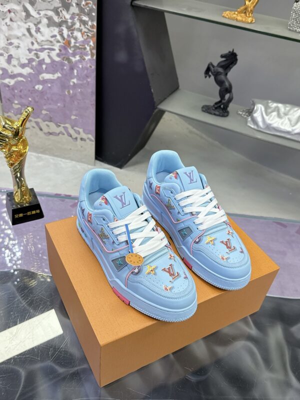 sy_no_D94CAD36664FB71D2E705C056257AC94_0 Louis Vuitton LV Trainer Maxi Sky Blue & Multicolor Monogram Sneakers