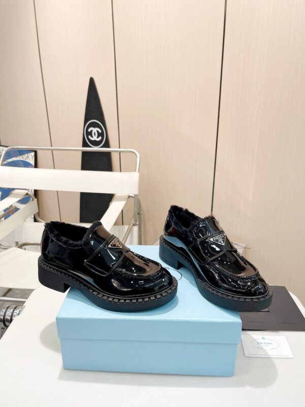 sy_no_DC52EB1AB5D263546D6D53F65E1DBAE9_0 Black Patent Leather Shearling-Lined Platform Loafers