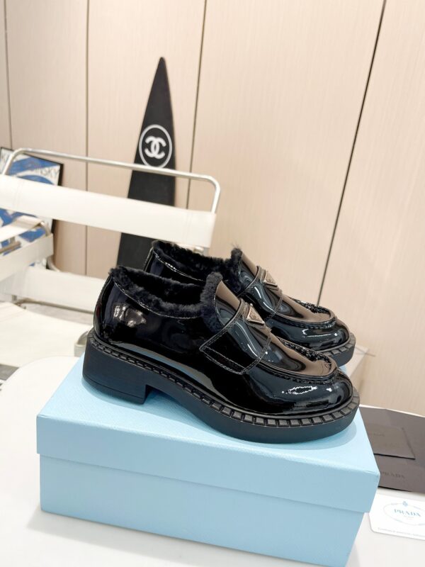 sy_no_DC52EB1AB5D263546D6D53F65E1DBAE9_1 Black Patent Leather Shearling-Lined Platform Loafers