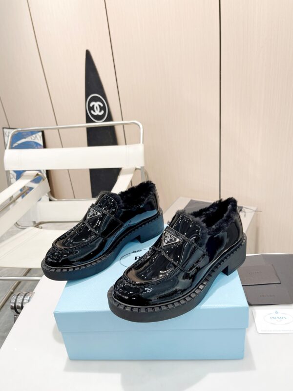 sy_no_DC52EB1AB5D263546D6D53F65E1DBAE9_2 Black Patent Leather Shearling-Lined Platform Loafers