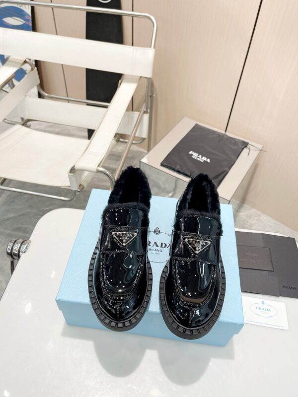 sy_no_DC52EB1AB5D263546D6D53F65E1DBAE9_3 Black Patent Leather Shearling-Lined Platform Loafers