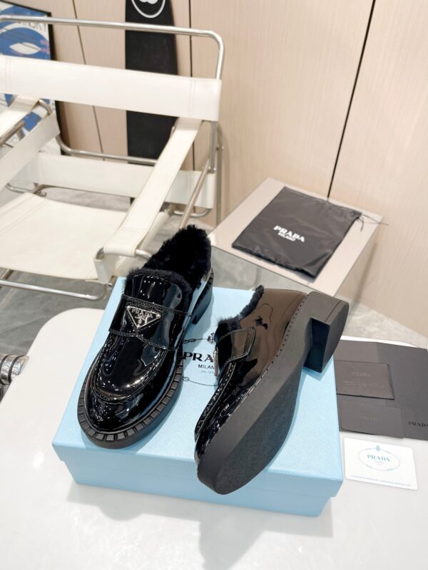 sy_no_DC52EB1AB5D263546D6D53F65E1DBAE9_4 Black Patent Leather Shearling-Lined Platform Loafers