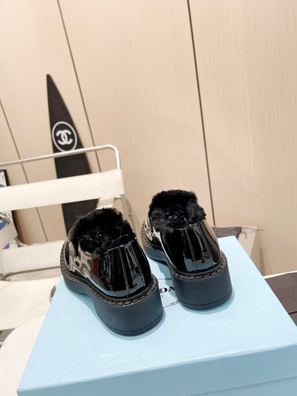sy_no_DC52EB1AB5D263546D6D53F65E1DBAE9_5 Black Patent Leather Shearling-Lined Platform Loafers