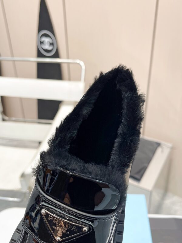 sy_no_DC52EB1AB5D263546D6D53F65E1DBAE9_6 Black Patent Leather Shearling-Lined Platform Loafers