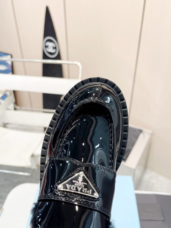 sy_no_DC52EB1AB5D263546D6D53F65E1DBAE9_7 Black Patent Leather Shearling-Lined Platform Loafers
