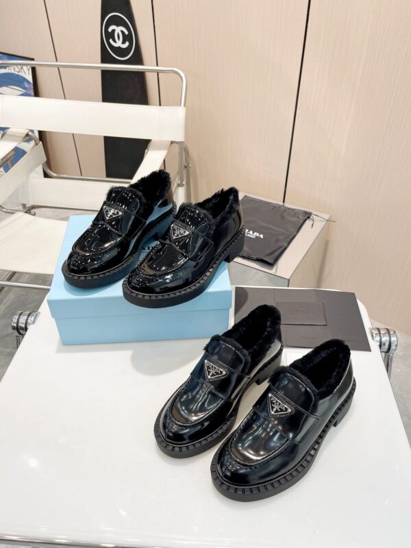 sy_no_DC52EB1AB5D263546D6D53F65E1DBAE9_8 Black Patent Leather Shearling-Lined Platform Loafers