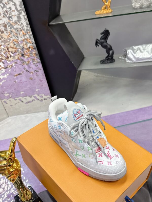 sy_no_DE0630A9F024D7001E9925B88BA62CDA_5 Louis Vuitton LV Trainer White Rainbow Monogram & Grey Retro Sneakers