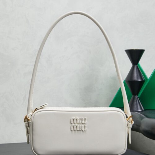 sy_no_DF936B28FC38E66F2B27DD806955A154_0 Chalk White Smooth Leather Rectangular Underarm Camera Bag