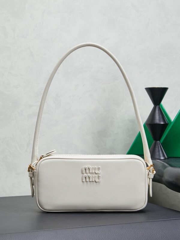 sy_no_DF936B28FC38E66F2B27DD806955A154_0 Chalk White Smooth Leather Rectangular Underarm Camera Bag