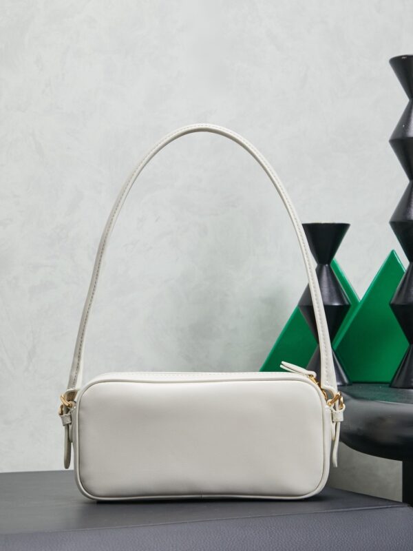 sy_no_DF936B28FC38E66F2B27DD806955A154_1 Chalk White Smooth Leather Rectangular Underarm Camera Bag