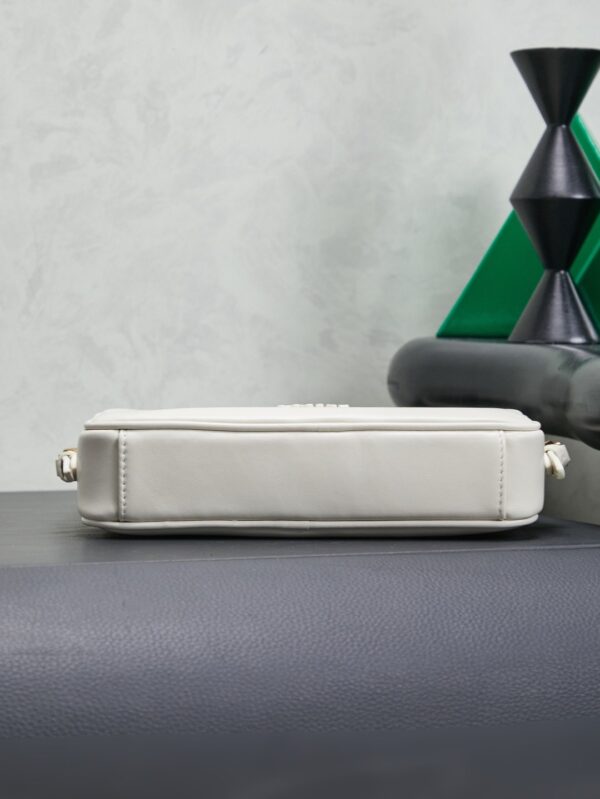 sy_no_DF936B28FC38E66F2B27DD806955A154_3 Chalk White Smooth Leather Rectangular Underarm Camera Bag
