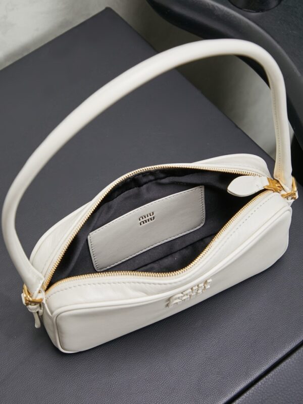 sy_no_DF936B28FC38E66F2B27DD806955A154_4 Chalk White Smooth Leather Rectangular Underarm Camera Bag