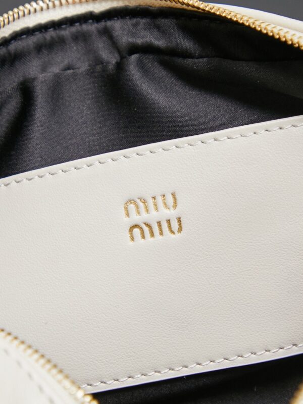 sy_no_DF936B28FC38E66F2B27DD806955A154_5 Chalk White Smooth Leather Rectangular Underarm Camera Bag