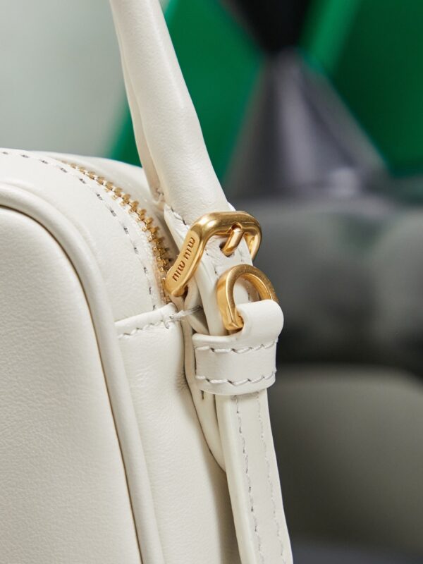 sy_no_DF936B28FC38E66F2B27DD806955A154_7 Chalk White Smooth Leather Rectangular Underarm Camera Bag