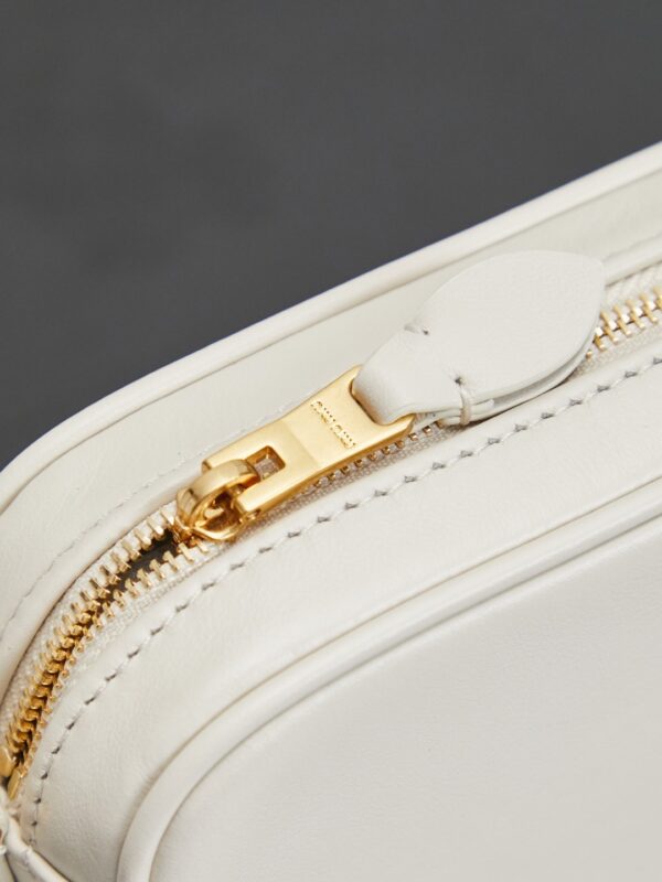 sy_no_DF936B28FC38E66F2B27DD806955A154_8 Chalk White Smooth Leather Rectangular Underarm Camera Bag
