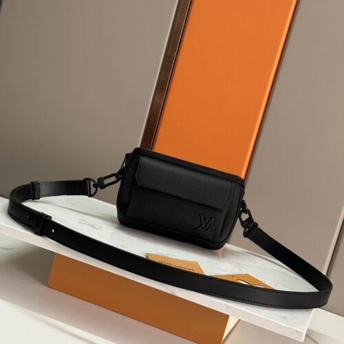 sy_no_DFBBFBD7BF6C29965F877DD96EB28FAE_0 Pilot Mini Bag – Grained Leather