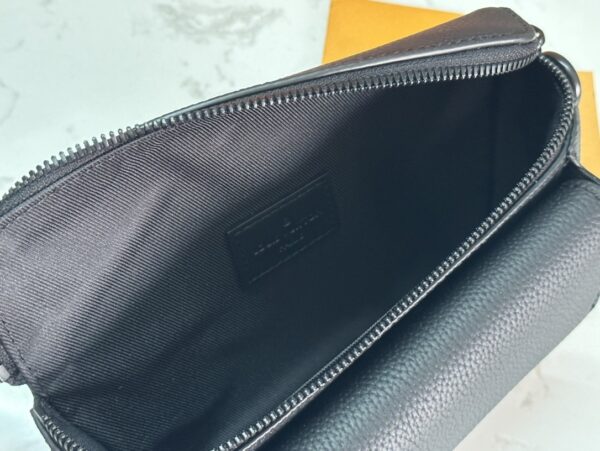 sy_no_DFBBFBD7BF6C29965F877DD96EB28FAE_8 Pilot Mini Bag – Grained Leather