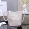 sy_no_E18000FCDB4204454912B31C30BBFF80_0 Cuir Triomphe Bucket Bag – White