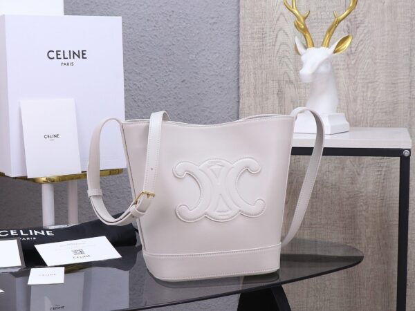 sy_no_E18000FCDB4204454912B31C30BBFF80_0 Cuir Triomphe Bucket Bag – White