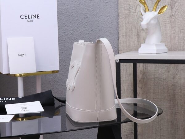 sy_no_E18000FCDB4204454912B31C30BBFF80_1 Cuir Triomphe Bucket Bag – White