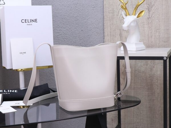 sy_no_E18000FCDB4204454912B31C30BBFF80_2 Cuir Triomphe Bucket Bag – White
