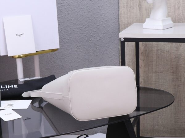 sy_no_E18000FCDB4204454912B31C30BBFF80_3 Cuir Triomphe Bucket Bag – White