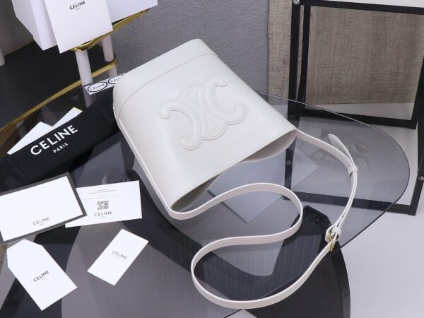 sy_no_E18000FCDB4204454912B31C30BBFF80_4 Cuir Triomphe Bucket Bag – White