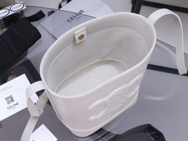 sy_no_E18000FCDB4204454912B31C30BBFF80_8 Cuir Triomphe Bucket Bag – White