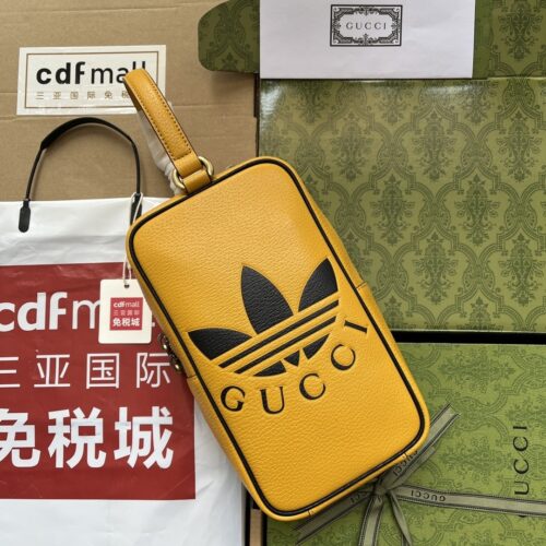 sy_no_E1FA4F9F8C39317DF896B590E2CFE7D5_0 adidas x Gucci Mini Leather Wash Bag – Black