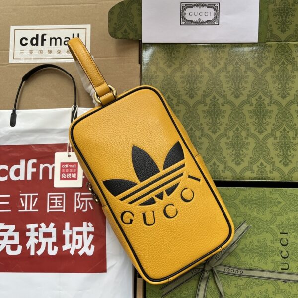 sy_no_E1FA4F9F8C39317DF896B590E2CFE7D5_0 adidas x Gucci Mini Leather Wash Bag – Black