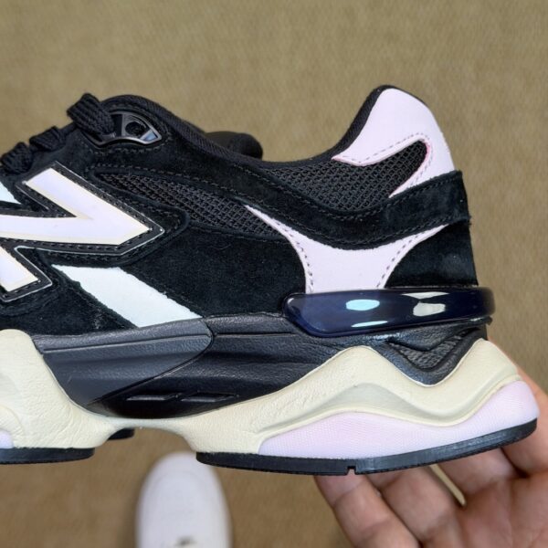 sy_no_E24229213E2F4DFA4AC2BECDFF15AD39_4 Black & Pink 9060 Retro Sneakers