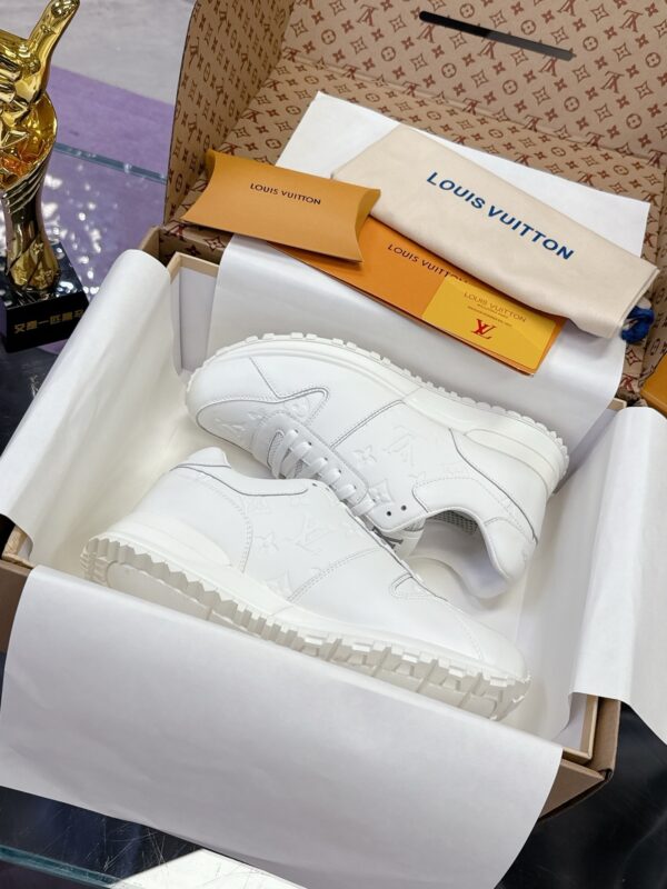 sy_no_E3A188C9FF6585CD74662E723BFE019E_1 Louis Vuitton Men's Run Away Sneaker – New Model in White Grained Calfskin