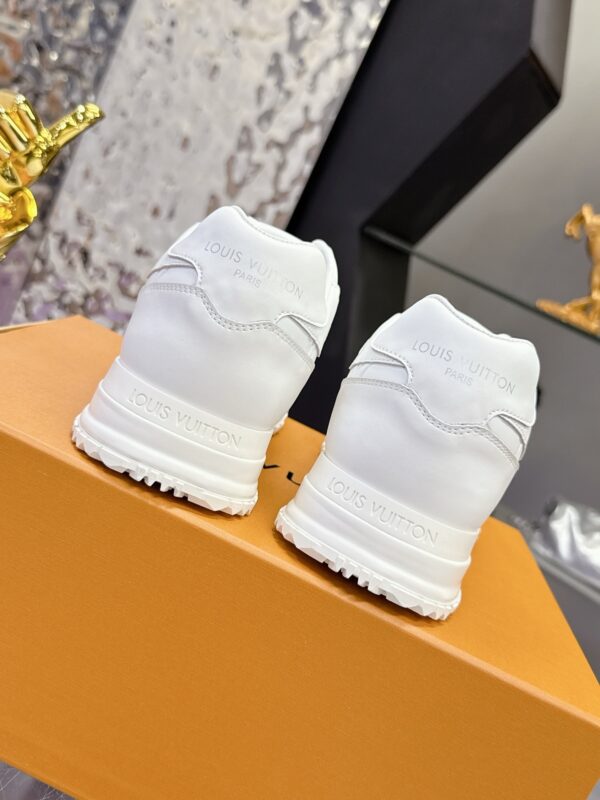 sy_no_E3A188C9FF6585CD74662E723BFE019E_8 Louis Vuitton Men's Run Away Sneaker – New Model in White Grained Calfskin