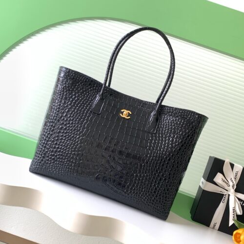 sy_no_E50E25E6B7259800422993F3CF63EE12_0 Black Cerf-Style Large Crocodile-Embossed Leather Tote Bag