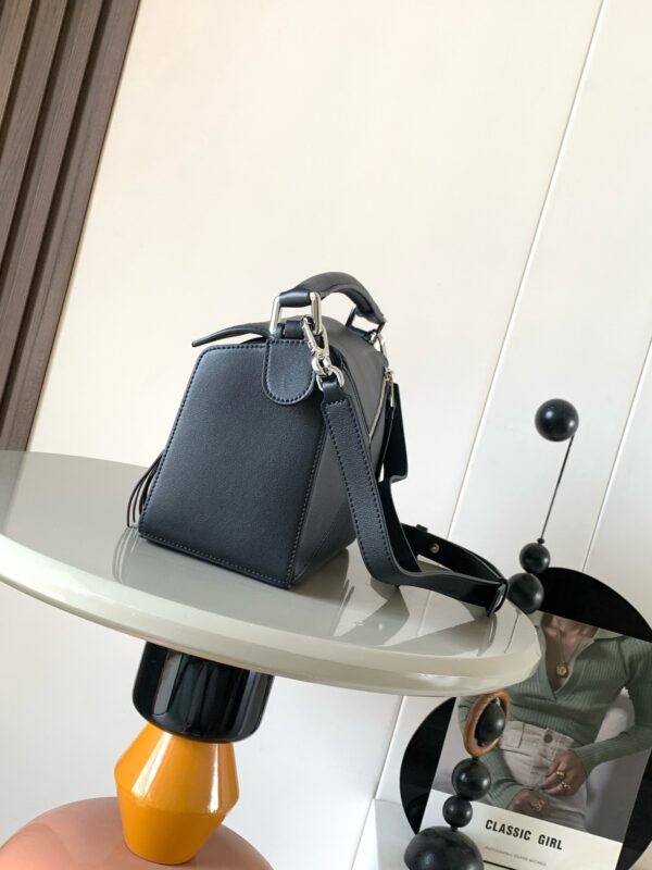 sy_no_E82CDDABEB62E3EED85FBC4C864F77B9_1 Black Small Geometric Fringe Puzzle Handbag
