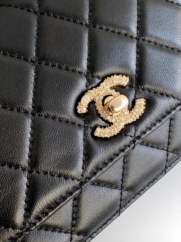 sy_no_E86097B63585D81DE3C58DD756A8153A_4 Chanel Trendy CC Lambskin Bag with Crystal-Embellished Clasp (Shoulder/Crossbody/Top-Handle)