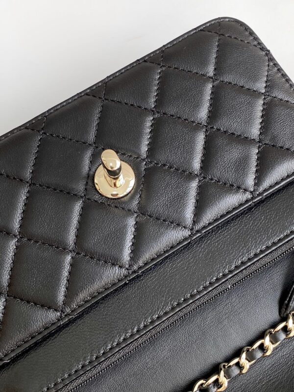 sy_no_E86097B63585D81DE3C58DD756A8153A_5 Chanel Trendy CC Lambskin Bag with Crystal-Embellished Clasp (Shoulder/Crossbody/Top-Handle)