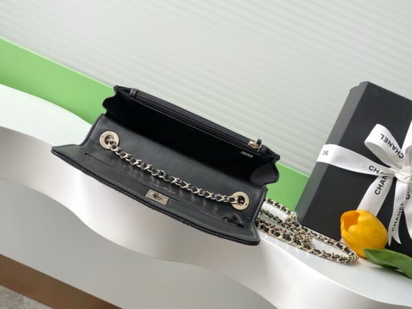 sy_no_E86097B63585D81DE3C58DD756A8153A_7 Chanel Trendy CC Lambskin Bag with Crystal-Embellished Clasp (Shoulder/Crossbody/Top-Handle)
