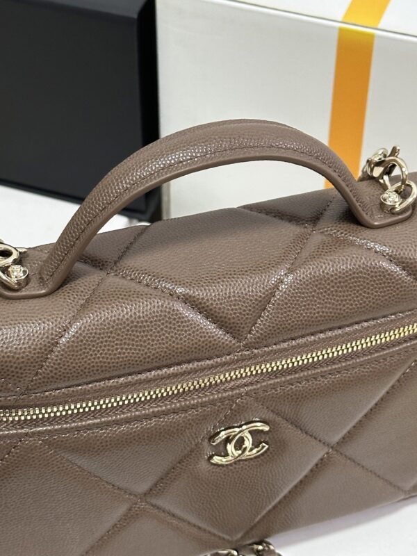 sy_no_EA04AB4E55377D62959C3069E45AE6CA_1 Milk Tea Brown Quilted Leather Lunchbox Chain Bag