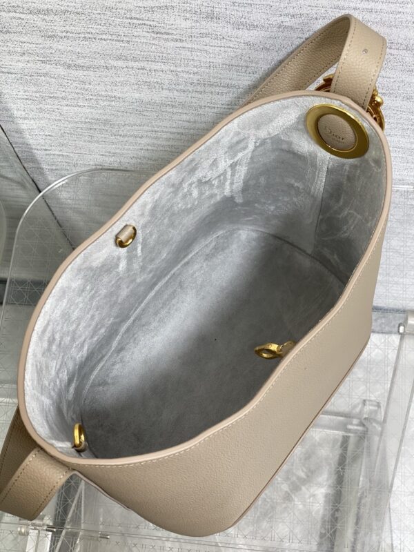 sy_no_EAE28E3978D96857B565CC569C16A453_7 Dior Medaillon Bucket Bag – New Spring/Summer Calfskin Shoulder Bag