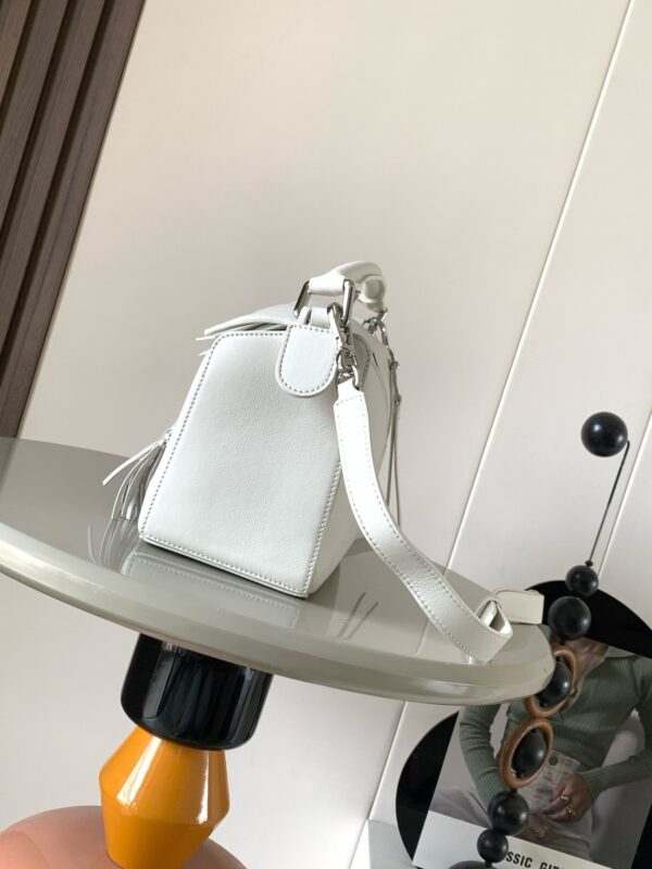 sy_no_EE9D32FD63BAA06B4D6AADD25B28498F_1 White Small Geometric Fringe Puzzle Handbag