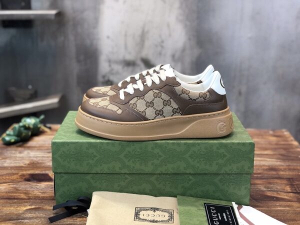 sy_no_EEC2AC16AF1BC08524CFC6B6C5C59083_0 Distressed Chunky Leather Sneakers